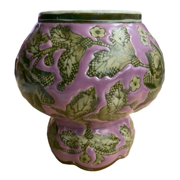 China Blue Fine Porcelain Seymour
Mann Pot Vase Pink W/ Green
Floral Design - Picture 10 of 16